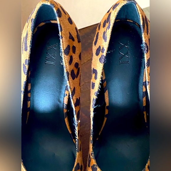 F21 LEOPARD PRINT PLATFORM CLOSED TOE HEELS - Picture 5 of 6